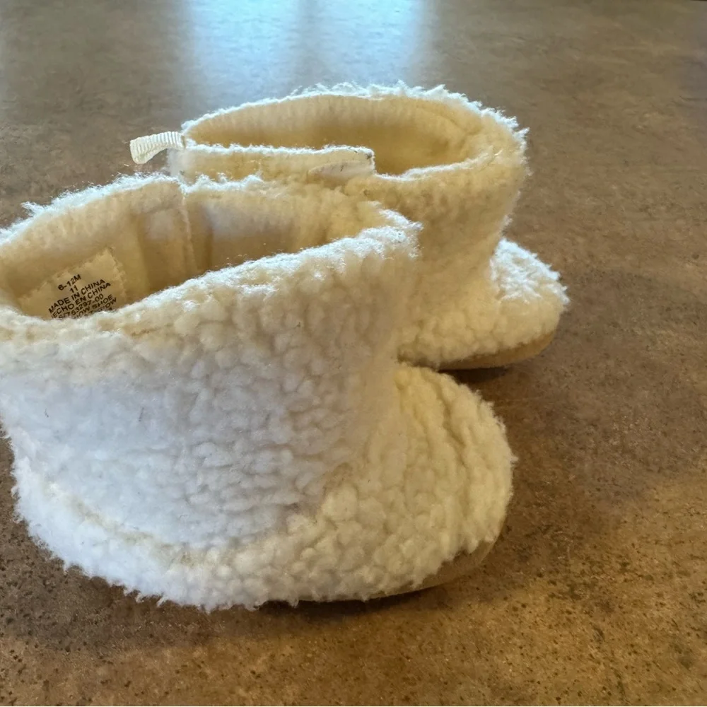Old Navy Cozy Sherpa Infant Bootie Slippers Cream, 6-12m
